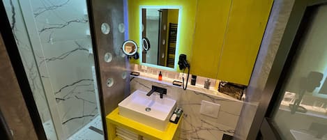 Douche, séchoir à cheveux, serviettes fournies, savon