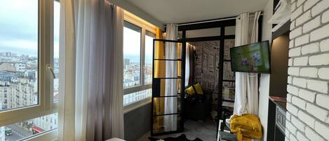 Silitysrauta/-lauta, ilmainen Wi-Fi, vuodevaatteet