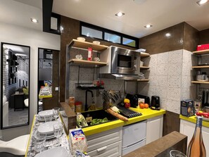 Fridge, microwave, coffee/tea maker, electric kettle - Flandre (París)