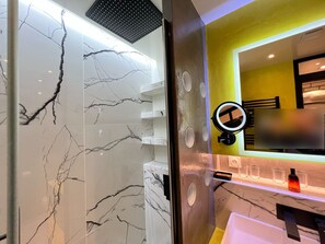 Shower, hair dryer, towels, soap - Flandre (París)