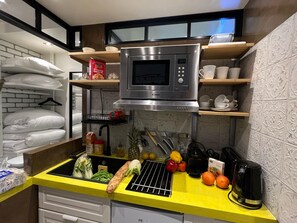 Fridge, microwave, coffee/tea maker, electric kettle - Flandre (París)