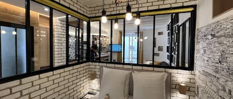 Een bureau, een strijkplank/strijkijzer, gratis wifi, beddengoed