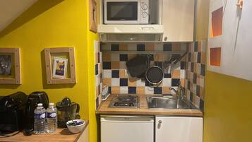 Jääkaappi, mikroaaltouuni, kahvin-/teenkeitin, vedenkeitin