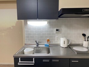 Microwave, electric kettle, cookware/dishes/utensils, paper towels - SU YI 101
A non-smoking apartment near Ebisucho Station, close to Nippombashi, (osaka)