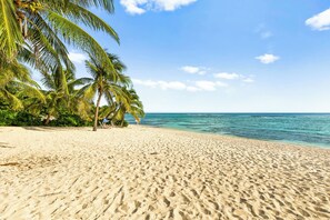 Sulla spiaggia, lettini da mare, teli da spiaggia