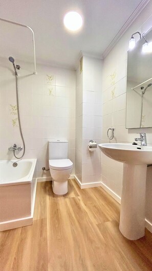Secadora de cabello, bidet, toallas, jabón