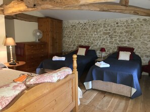 3 bedrooms, desk, iron/ironing board, travel cot - Charming 3-bedroom house, wi-fi and pool. Disconnect in beautiful countryside. (Saint-Quentin)