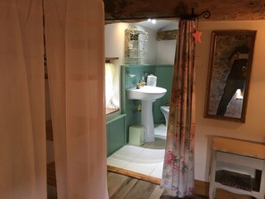 Een douche, een haardroger, een bidet, handdoeken