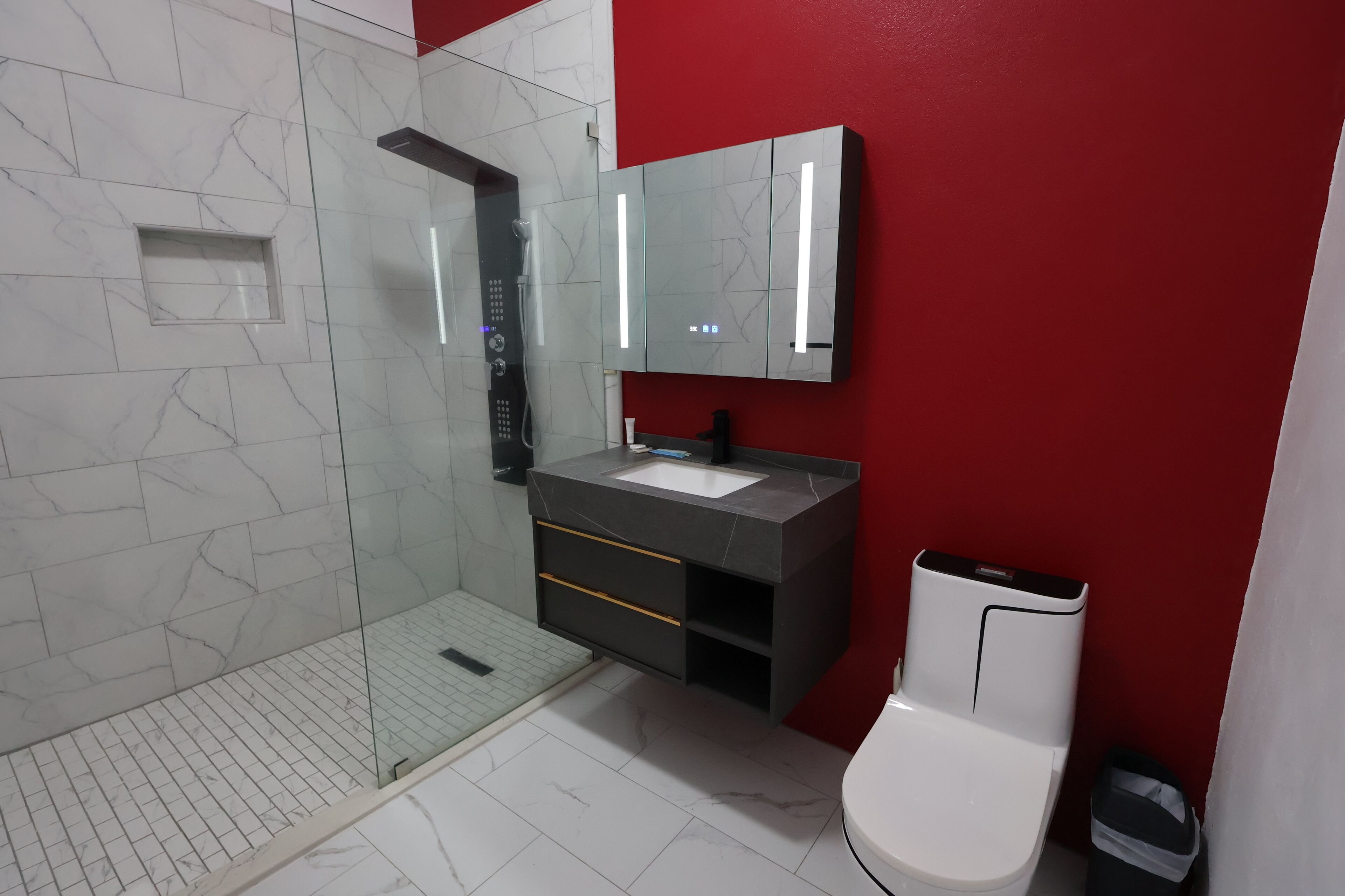 Luxury Suite, Pool View | Bathroom