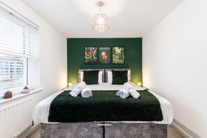 4 bedrooms - Caboose Stays - Cavalry Road (Colchester)