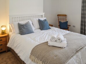 2 bedrooms, free WiFi, bed sheets - Escape to our stylish, dog-friendly holiday home in Amble. (Amble)