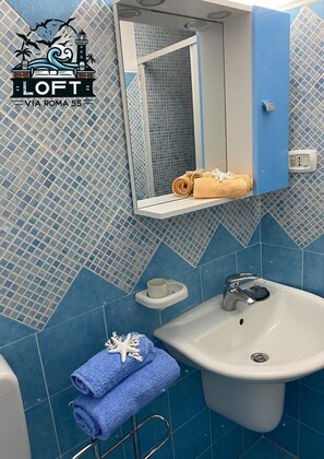 Douche, sèche-cheveux, serviettes fournies, savon