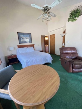 2 bedrooms. Charming 1 bedroom Suit #127 with AC and Wifi