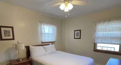 Charming 1 bedroom Suit #127 with AC and Wifi