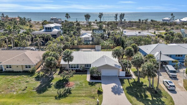 Exterior - WALK TO THE BEACH! 3 Bedroom Home! Renovated 2024! (sanibel)