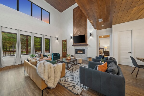 Téléviseur connecté, foyer, table de baby-foot, livres