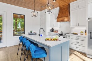 Fridge, microwave, oven, stovetop - Creekside Lux Cabin| Playset |Hochatown| Dogs OK! (Broken Bow)