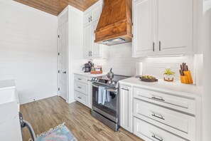 Køleskab, mikrobølgeovn, ovn, kogeplade