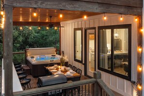 Outdoor dining - Creekside Lux Cabin| Playset |Hochatown| Dogs OK! (Broken Bow)