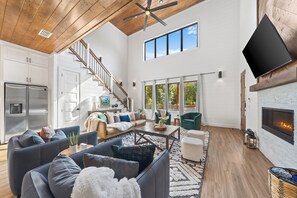 Smart-TV, Kamin, Tischfußball, Bücher