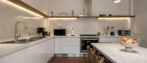 Design Apartment, City View | Private kitchen | Fridge, microwave, electric kettle, cookware/dishes/utensils