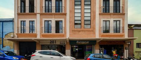 Vista frontal de la propiedad