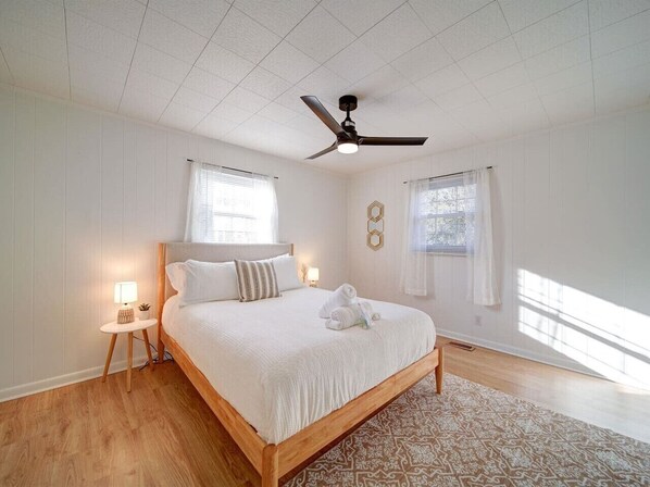 2 عدّة غرف نوم ومكواة/لوح كي وسرير سفر وواي فاي