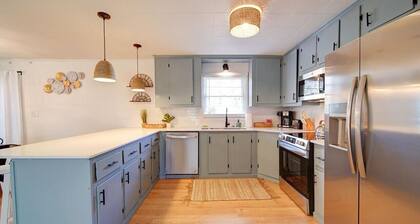 Cozy Riverside Cottage—Fully Updated!—Quiet—3-beds