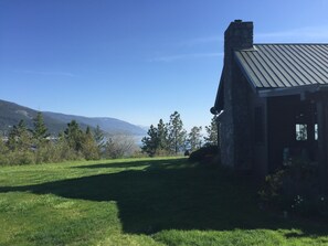 Property grounds - Spacious estate with 2 homes with 6 bedrooms and WiFi, AC on Flathead Lake (Bigfork)