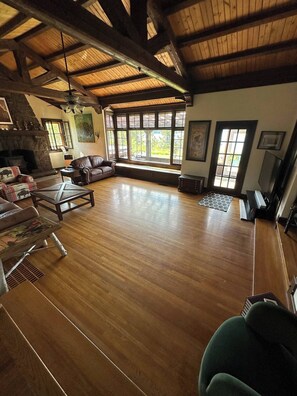 Living area - Spacious estate with 2 homes with 6 bedrooms and WiFi, AC on Flathead Lake (Bigfork)