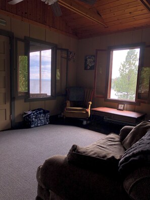 Living area - Spacious estate with 2 homes with 6 bedrooms and WiFi, AC on Flathead Lake (Bigfork)