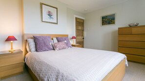 5 bedrooms, iron/ironing board, travel cot, free WiFi - Moranedd - sleeps 10 guests  in 5 bedrooms (Church Bay)