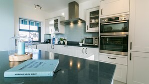 Fridge, microwave, oven, dishwasher - Moranedd - sleeps 10 guests  in 5 bedrooms (Church Bay)