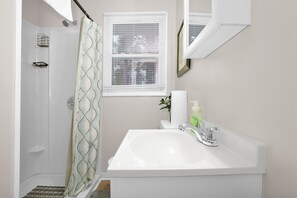 Een haardroger, handdoeken, zeep, shampoo