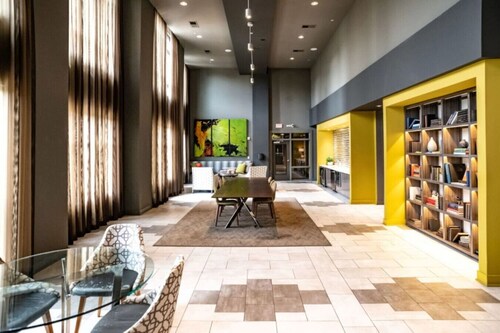 Quiet Comfort & Urban Style: 2-Bedroom Condo 31