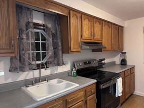 Een koelkast, een microgolfoven, een oven, een kookplaat