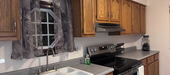 Charming 3-bedroom house in Delmont with WiFi and AC