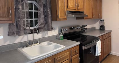 Charming 3-bedroom house in Delmont with WiFi and AC