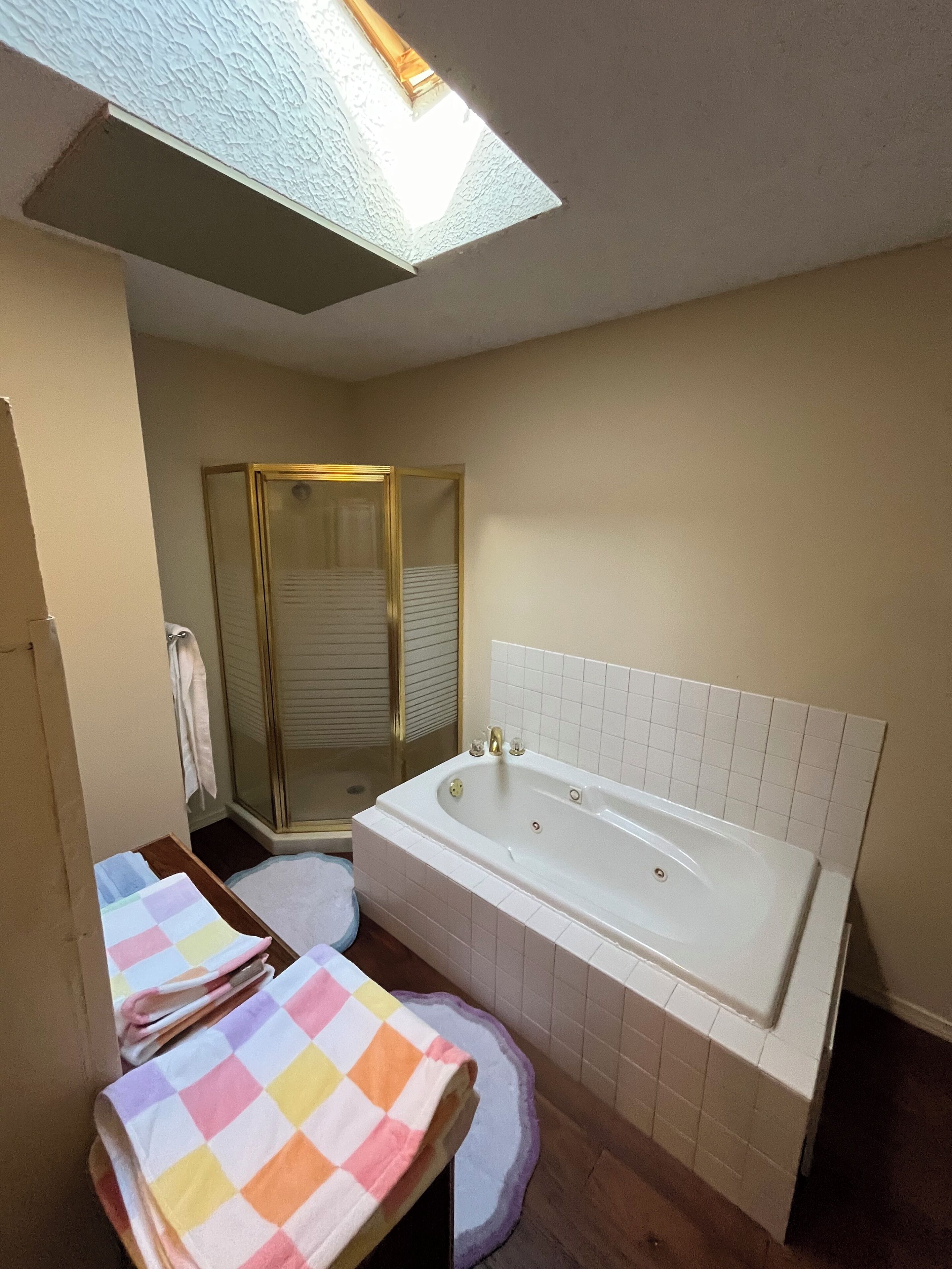 Tina de hidromasaje, toallas, jabón, papel de baño 