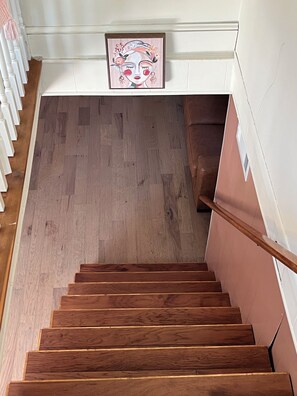 A wooden staircase with a handrail, leading down to a lower level. - Retro Retreat! 2BR, 1 Bath Home with WiFi, AC in wonderful Bristol, VA (Bristol)