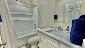 Sèche-cheveux, serviettes fournies, savon, papier toilette