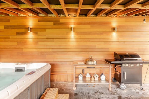 Indoor spa tub