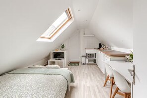 1 bedroom, iron/ironing board, WiFi, bed sheets - Under a perched roof, a small cocooning studio with private Spa (Grez-Doiceau)