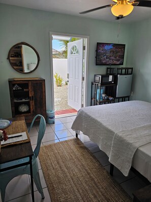 1 quarto, cofres nos quartos, escrivaninha