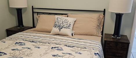 1 habitación, caja de seguridad en la habitación y escritorio