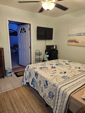 1 Schlafzimmer, Zimmersafe, Schreibtisch, Bügeleisen/Bügelbrett