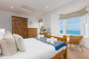 4 habitaciones, tabla de planchar con plancha, wifi y ropa de cama