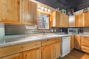 Micro-ondes, plaque de cuisson, lave-vaisselle