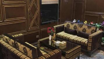 Una habitación con dos sofás, una mesa de centro y un ventanal.
