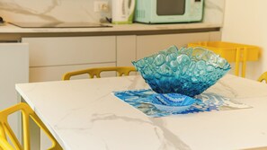 Réfrigérateur, micro-ondes, plaque de cuisson, lave-vaisselle